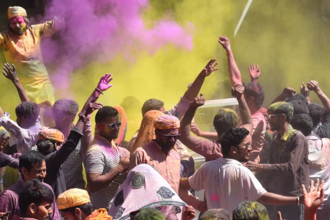 घूंघट की ओट से बरसे लट्ठ: आस्था, श्रद्धा और परंपरा की त्रिवेणी