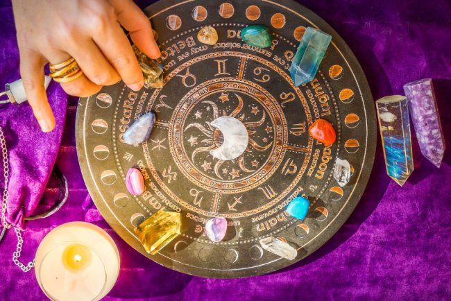 25 अप्रैल को पंचग्रही महासंयोग: इन राशियों की किस्मत का खुलेगा ताला, होगी धनवर्षा