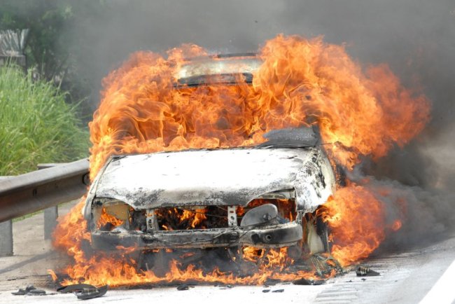 गर्मी के मौसम में Electric Car में न लग जाए आग, रखना चाहिए किन बातों का ध्यान