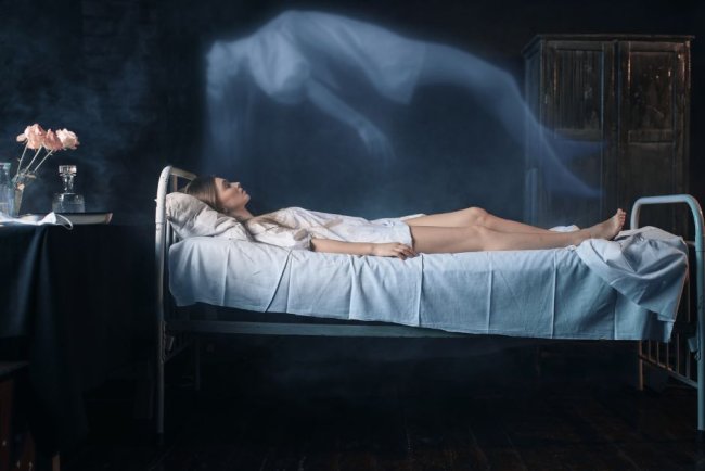 क्या मृतकों की आत्मा हमसे संपर्क कर सकती है? जानें आत्मा के रहस्य और संकेत