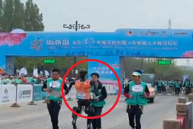 चीन में इंसान बनाम रोबोट: दुनिया की पहली मैराथन दौड़, इनाम ₹60,000