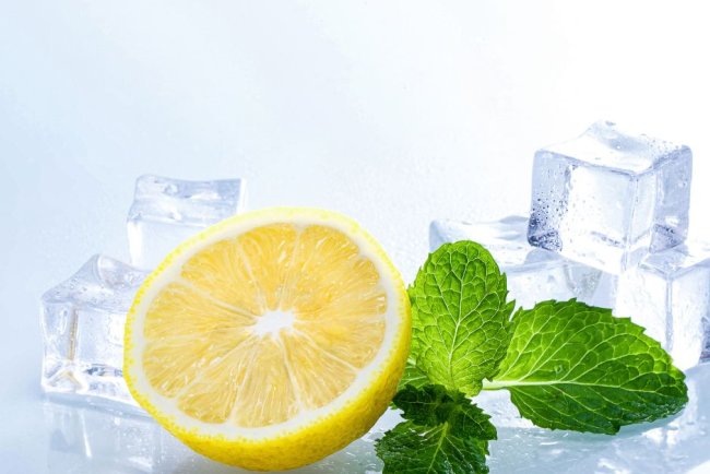 क्या आप भी खाते हैं बर्फ? ये आदत शरीर में आयरन की कमी का संकेत – डॉक्टर से जानिए बचाव के उपाय