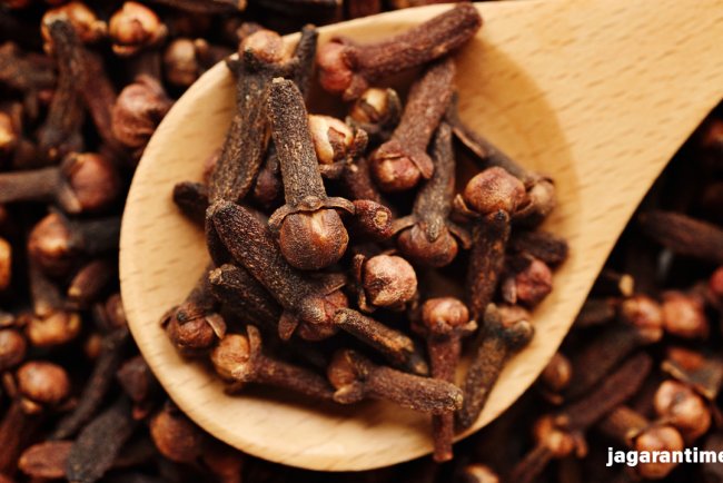 रात में सोने से पहले जरूर पिएं लौंग का पानी, फायदे कर देंगे आपको हैरान