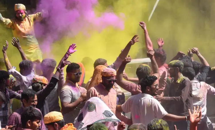 घूंघट की ओट से बरसे लट्ठ: आस्था, श्रद्धा और परंपरा की त्रिवेणी