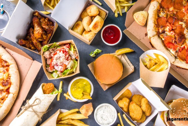 खाना देखते ही खुद पर नहीं कर पाते कंट्रोल, तो Overeating से बचने के लिए अपनाएं 6 तरीके