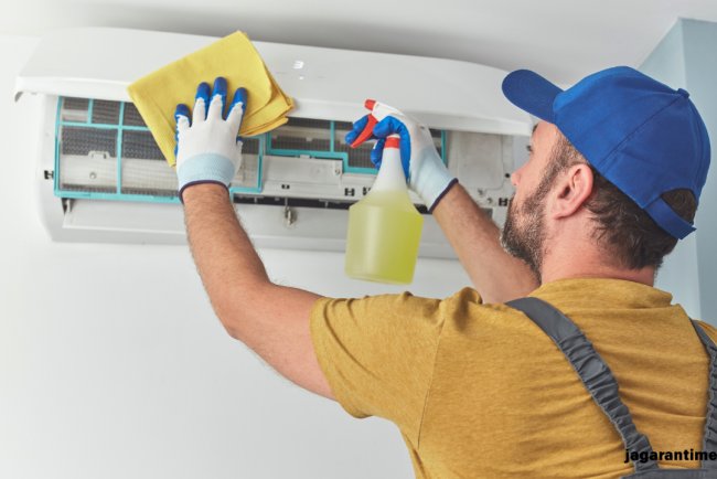 Split AC से कमरे के अंदर टपक रहा है पानी? जानिए वजह और कैसे करें ठीक