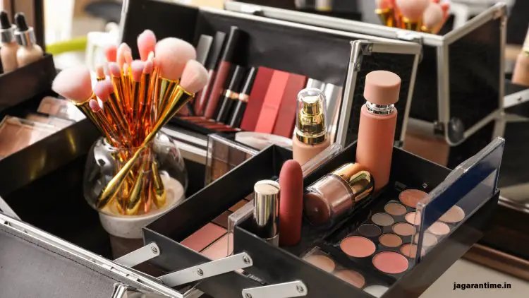5 Must-Have Makeup Essentials in a Working Woman’s Pouch: Look Beautiful & Confident in Minutes